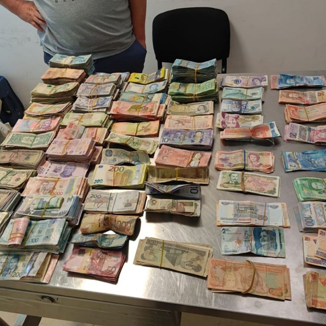 Entre las divisas aseguradas destacan más de 21 mil dólares estadounidenses. Foto: Gabinete de Seguridad